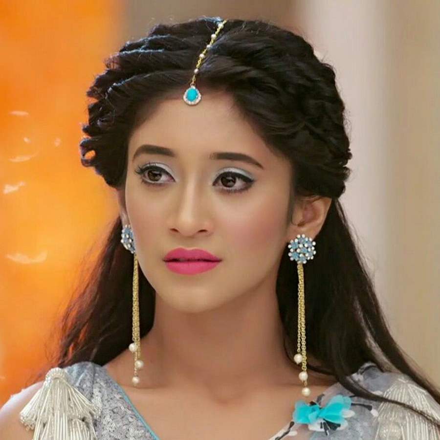 8 Naira's earrings ideas | shivangi joshi instagram, stylish girl, indian  gowns dresses