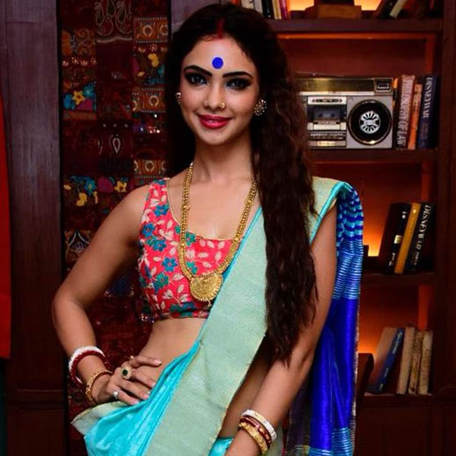 Bengali Beauty Puja Banerjee Inspired Ethereal Saree Looks For Karwachauth!