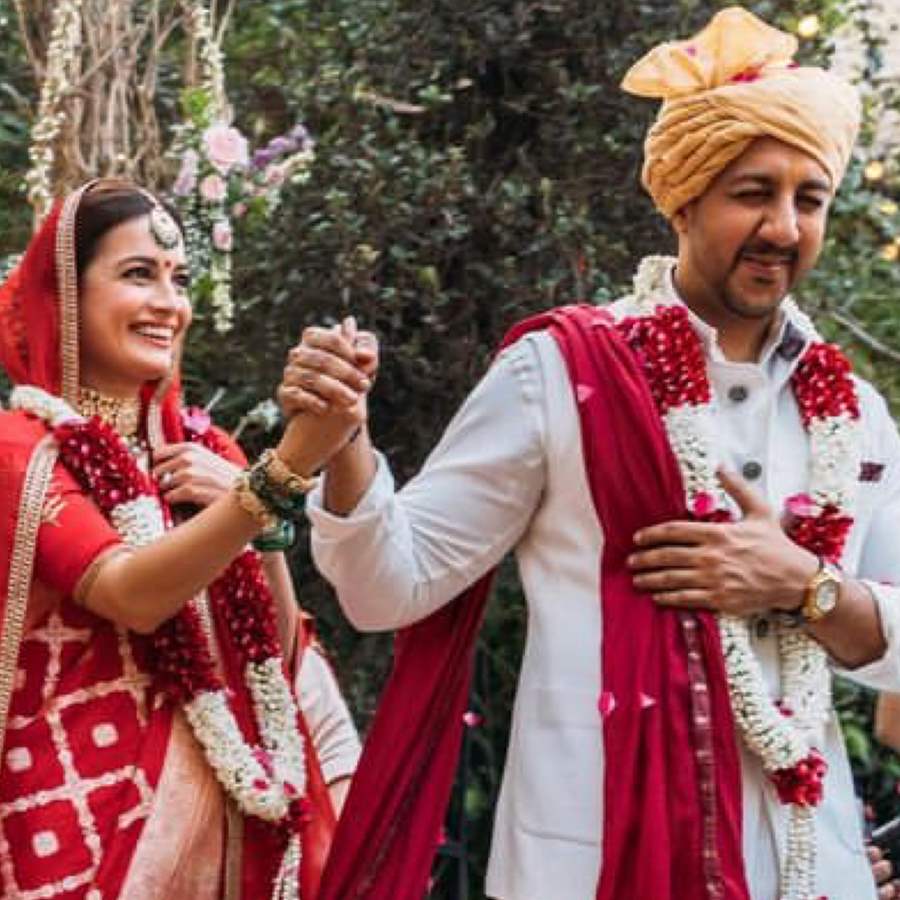 Before Yami Gautam, Anushka Sharma and Dia Mirza wore the traditional red  saree for their wedding | Fashion Trends - Hindustan Times