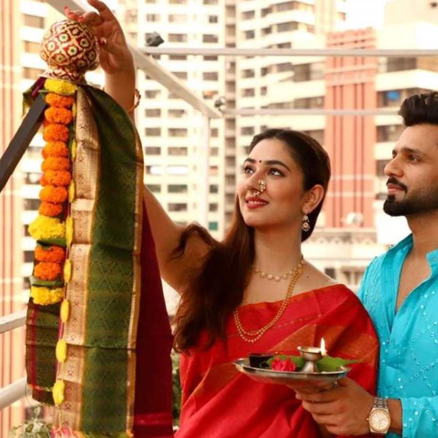 Maharashtrian Man In Traditional Outfit Offering Sweets To His Wife During Gudi  Padwa Festival Celebration Photo Picture And HD Photos | Free Download On  Lovepik