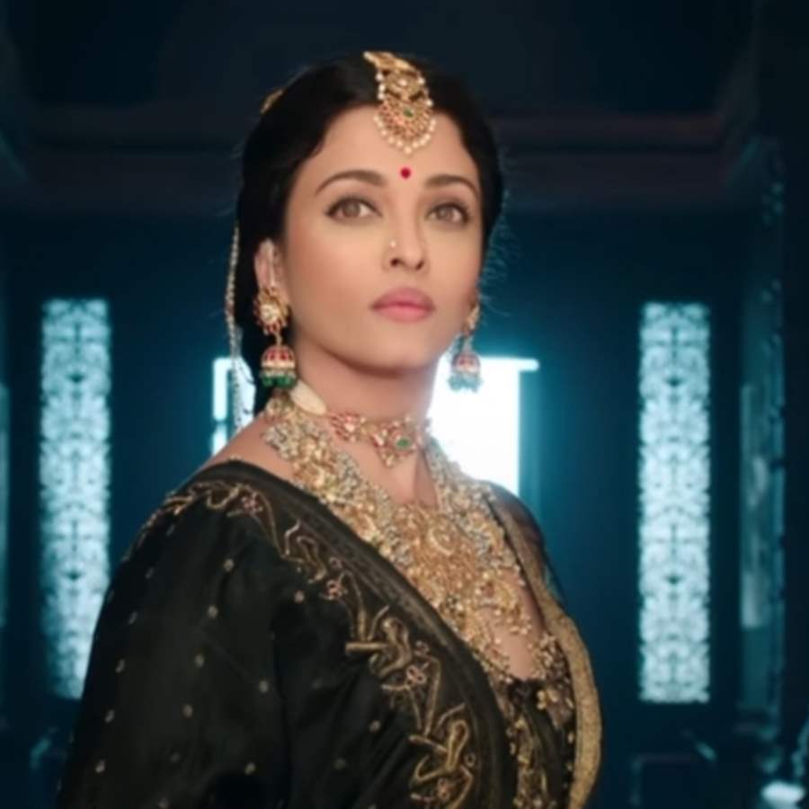 Aishwarya Rai Bachchan Looked Dazzling in Anamika Khanna's Black Anark –  Lady India