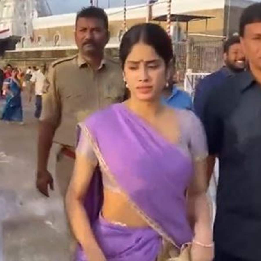 Janhvi Kapoor Is All The Grace Of Bollywood Put Together In A White Saree  For The NBT Awards 2022