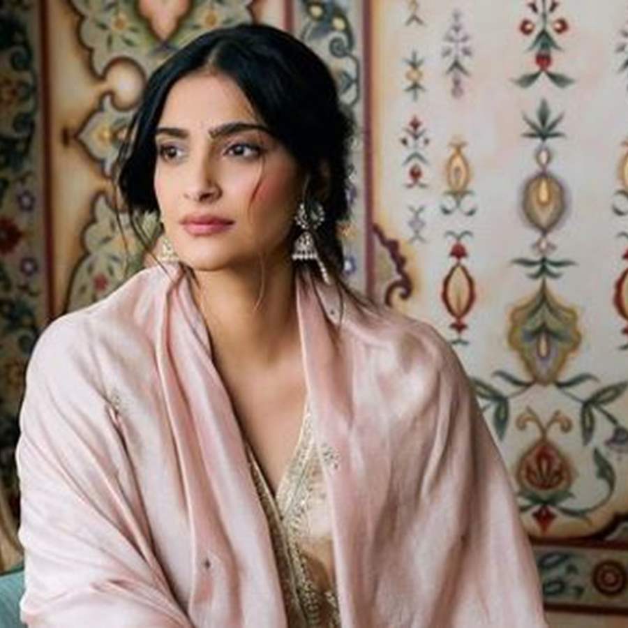 Sonam Kapoor Ahuja's printed JJ Valaya sari + silk jacket look is apt for  the new age bride | Vogue India | Wedding Wardrobe