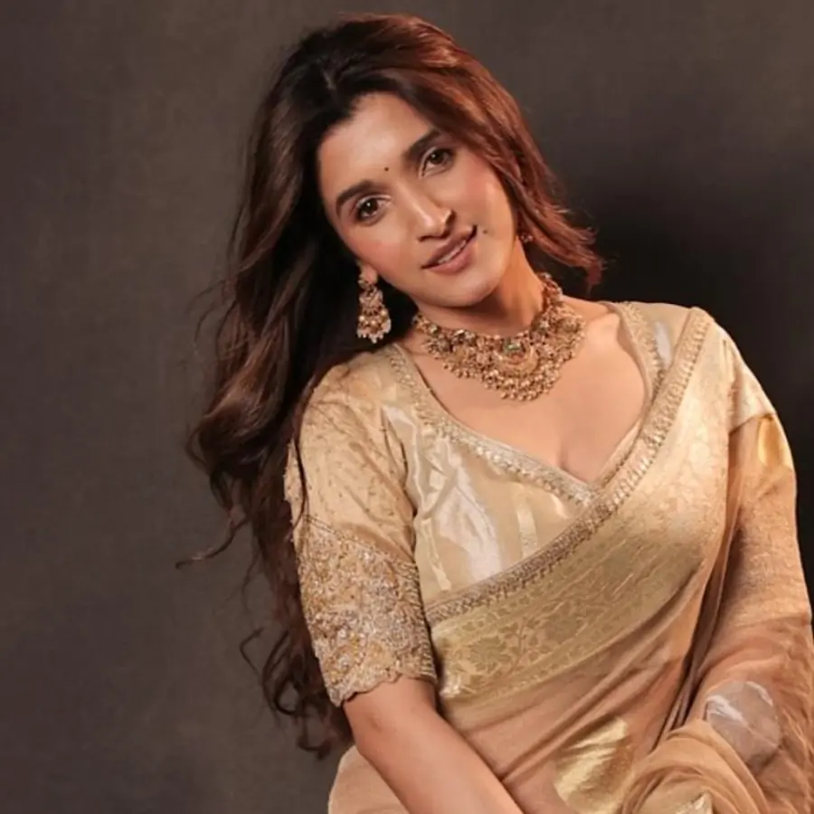 nidhi shah looking stunning in saree