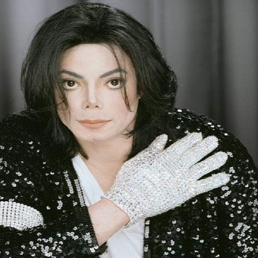 Michael Jackson glove packed in with Wii game - GameSpot