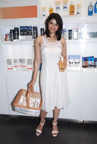 Neutrogena celebrated the First Anniversary of India's only Flagship Neutrogena Boutique with Prachi Desai