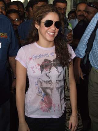 Latino singing sensation Shakira arrives in India Thumbnail