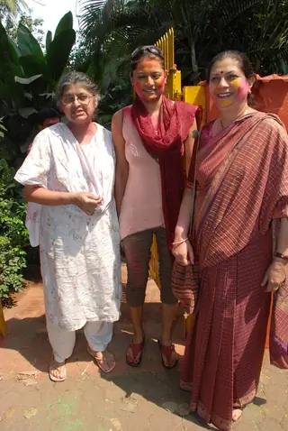 Guest play Holi at Azmi House Thumbnail