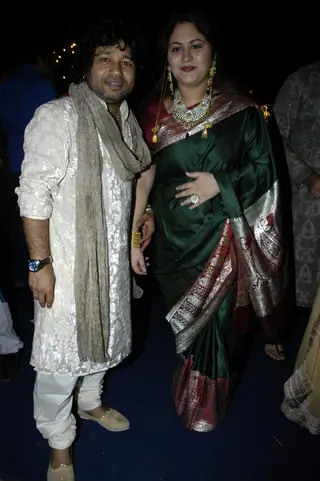 Kailash Kher with his wife celebrating their wedding anniversary bash at Sun N Sand Thumbnail