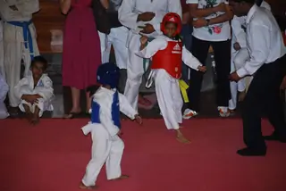 SRK with kids Aryan and Suhana at Maharastra State open Taekwondo competition at Nariman Point Thumbnail