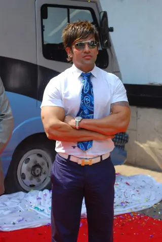 Yash Birla launches India''s first mobile Spine Clinic at Worli Thumbnail