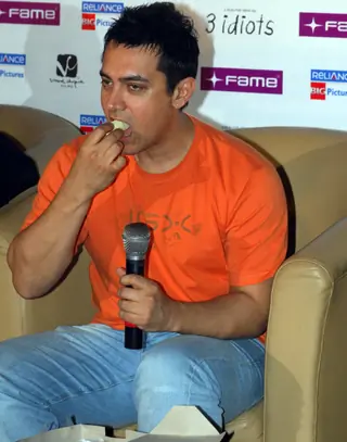 Aamir Khan with his" 3 Idiots" team in Kolkata on 31st night Thumbnail