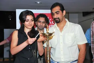 Soha Ali Khan graces Shailesh Achrekar''s paintings preview Thumbnail