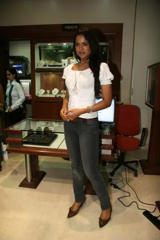 Sameera Reddy promotes De Dhana Dhan at Inorbit Mall Thumbnail