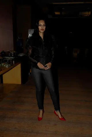 Deepika and Malaika sizzle at Blackberry Torch launch celebrations Thumbnail