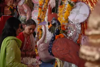 Jaya Bachchan attends last day of Durga Pooja Thumbnail
