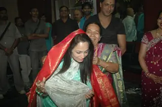 Madhur Bhandarkar and Smita Thakeray at inaugration of Shiva's Salon Academy Thumbnail