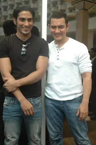 Aamir Khan and Prateik Babbar at the Unveiling of Dhobi Ghat's First Look, Andheri Thumbnail