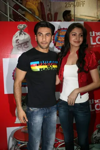 Ranvir and Anushka at Loot store at Goregaon Thumbnail