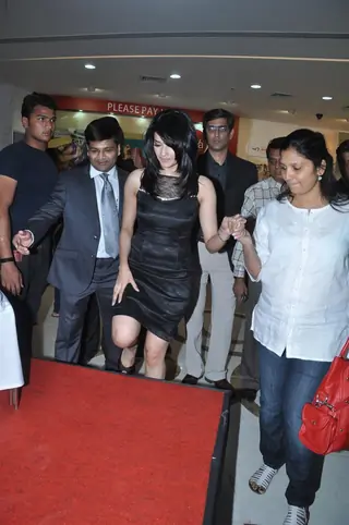 Prachi Desai inaugurates the Gitanjali Maya store in Dadar Thumbnail