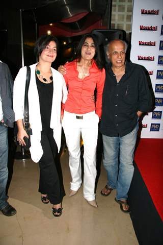 Pooja Bhatt, Sabrina and Mahesh Bhtt at Ismail Darbar''s music for film The Unforgettable at PVR, in Mumbai