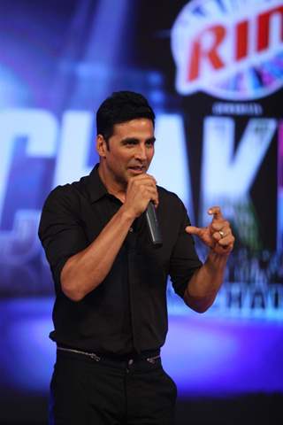 Akshay Kumar and Anushka Sharma on Chak Dhoom Dhoom 2 - Team Challenge