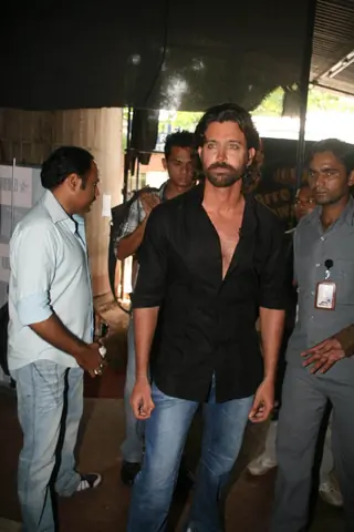 Hrithik Roshan and Kangana Ranaut on the Sets of Farah Khan''s Chat Show &quot;Tere Mere Beach Mein&quot; at Filmcity Thumbnail
