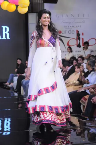 Gitanjali Tour De India fashion show at Trident Thumbnail