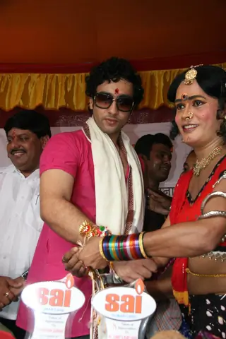 Adhyaan Suman celebrates raksha bandhan at Mumbai red light area Thumbnail