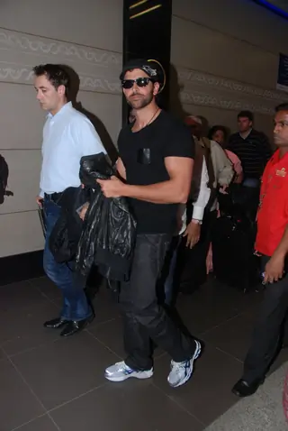 Hrithik Roshan leaves for Star Parivaar awards in Venetian Macau Thumbnail