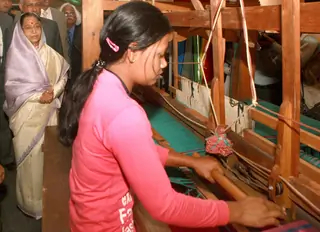 Pratibha Devisingh Patil, going around the Innovation Exhibition at Rashtrapati Bhavan Thumbnail