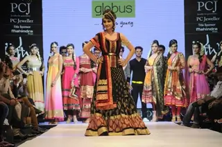 Deepika Samson walked the ramp for Brand Globus Thumbnail