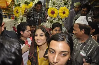 Vidya Balan visits Mahim Darga Thumbnail
