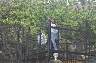 Shah Rukh Khan Waves Out to his Fans on Eid Thumbnail