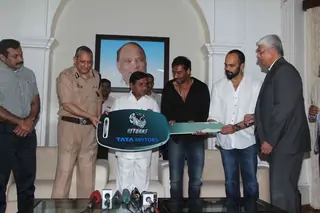 Ajay Devgn and Rohit Shetty Pay a Tribute to Mumbai Police Thumbnail