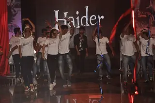Shahid Kapoor and Shraddha Kapoor unveil Haider Song with Flash mob Thumbnail