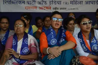 Rakhi Sawant Protests at Azad Maidan Thumbnail