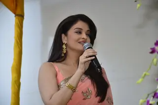 Aishwarya Rai Bachchan Inagurates Kalyan Jewellers 4th Store Thumbnail