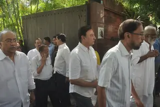 Celebs snapped at Ravi Chopra's Funeral Thumbnail