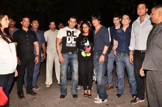 Shahrukh & Salman Khan Snapped Outside Salman's House Thumbnail