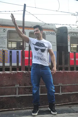 Varun Dhawan Promotes Badlapur at Gaiety Galaxy Cinema Thumbnail