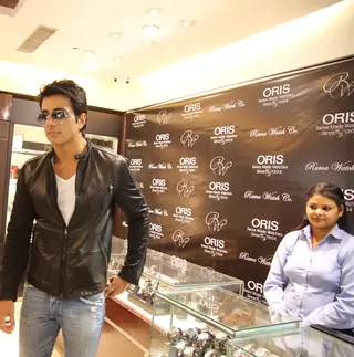 Sonu Sood Unveils ORIS Pro Pilot Altimeter Thumbnail