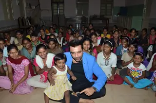 Ajaz Khan Spends Time With Kids Thumbnail