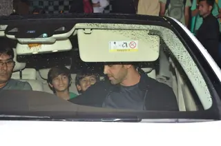 Hrithik Roshan Snapped With Kids Thumbnail