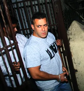 Salman Khan spotted leaving recording studio Thumbnail
