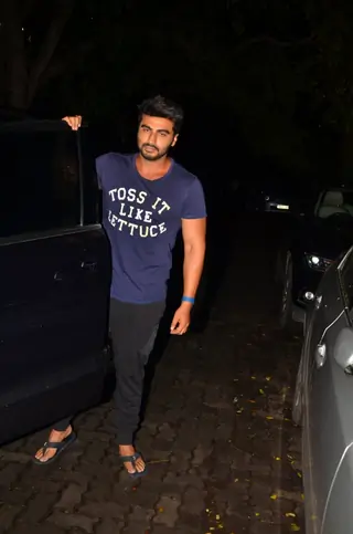 Arjun Kapoor snapped at Morani house Thumbnail