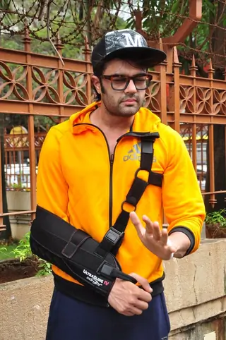 Manish Paul discharged from Hospital Thumbnail