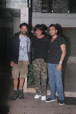 Celebs snapped at Excel office Thumbnail