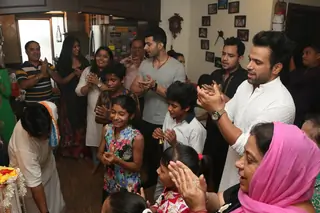 Rithvik Dhanjani Performs Ganpati Visarjan with Children Thumbnail