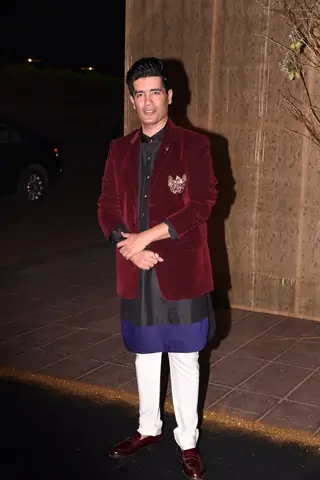 Manish Malhotra's STAR STUDDED Birthday Bash! Thumbnail